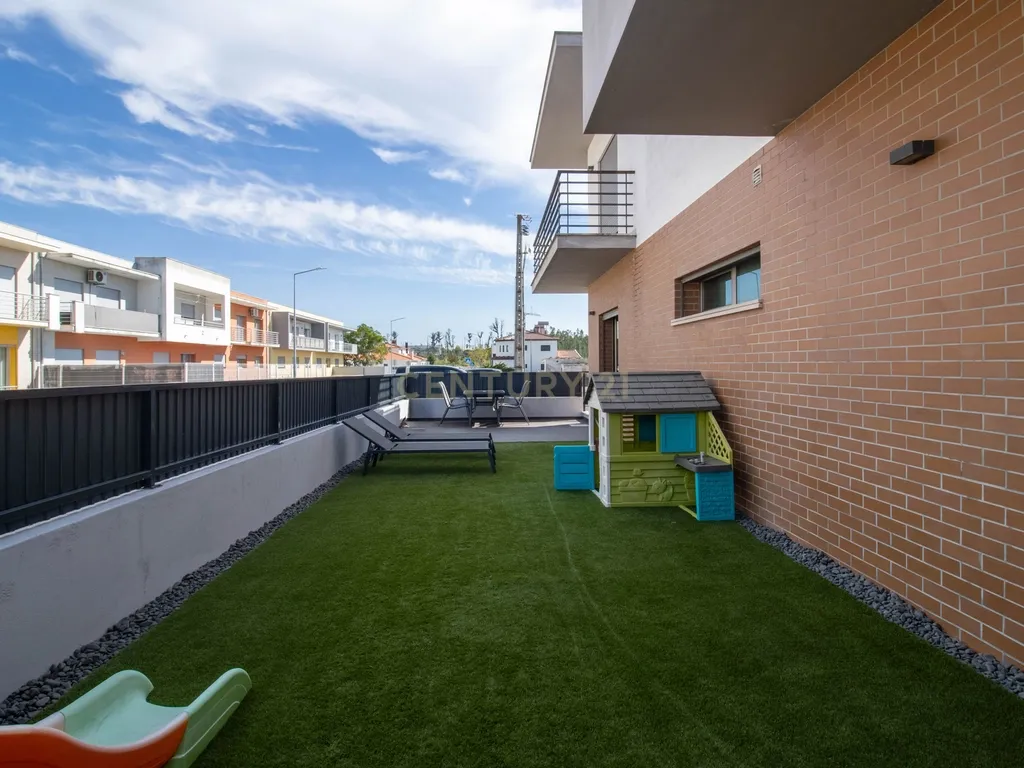 T3 com Terraço de 63 m² e Garagem de 70 m² | Comeira, Marinha Grande - Image 5