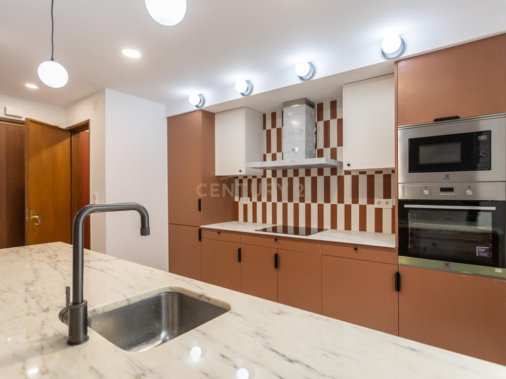 T3 transformado em T2 Remodelado com Elegância no Coração de Montalvão, Setúbal - Image 2