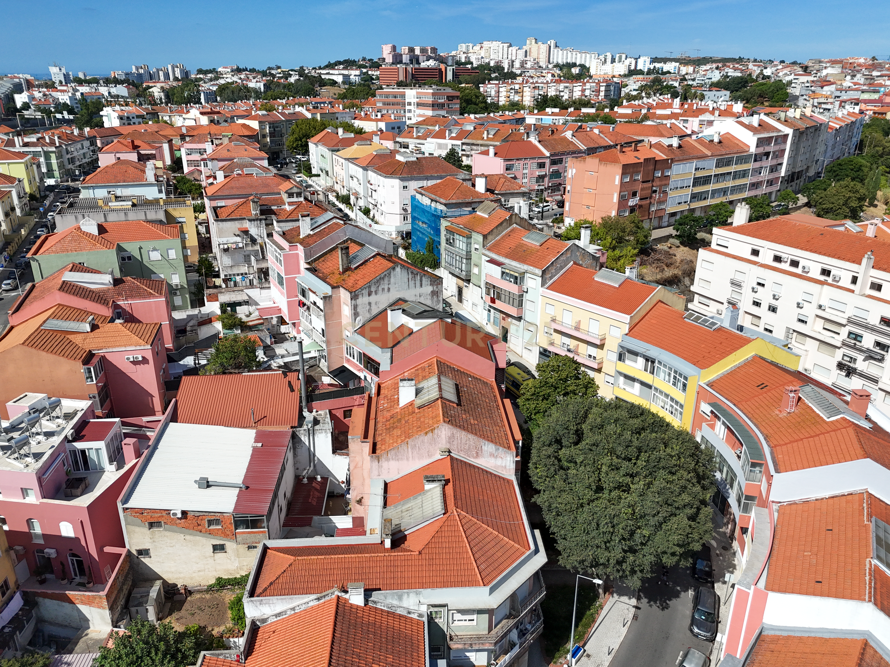 Fotografia 3 de Apartamento renovado na freguesia de Águas Livres - Buraca com Terraço