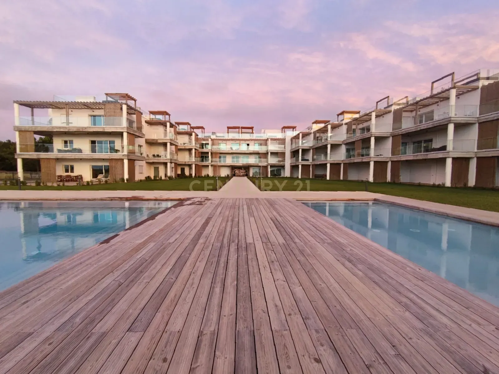 Duplex inserido no condomínio de luxo em Nazaré - Image 2