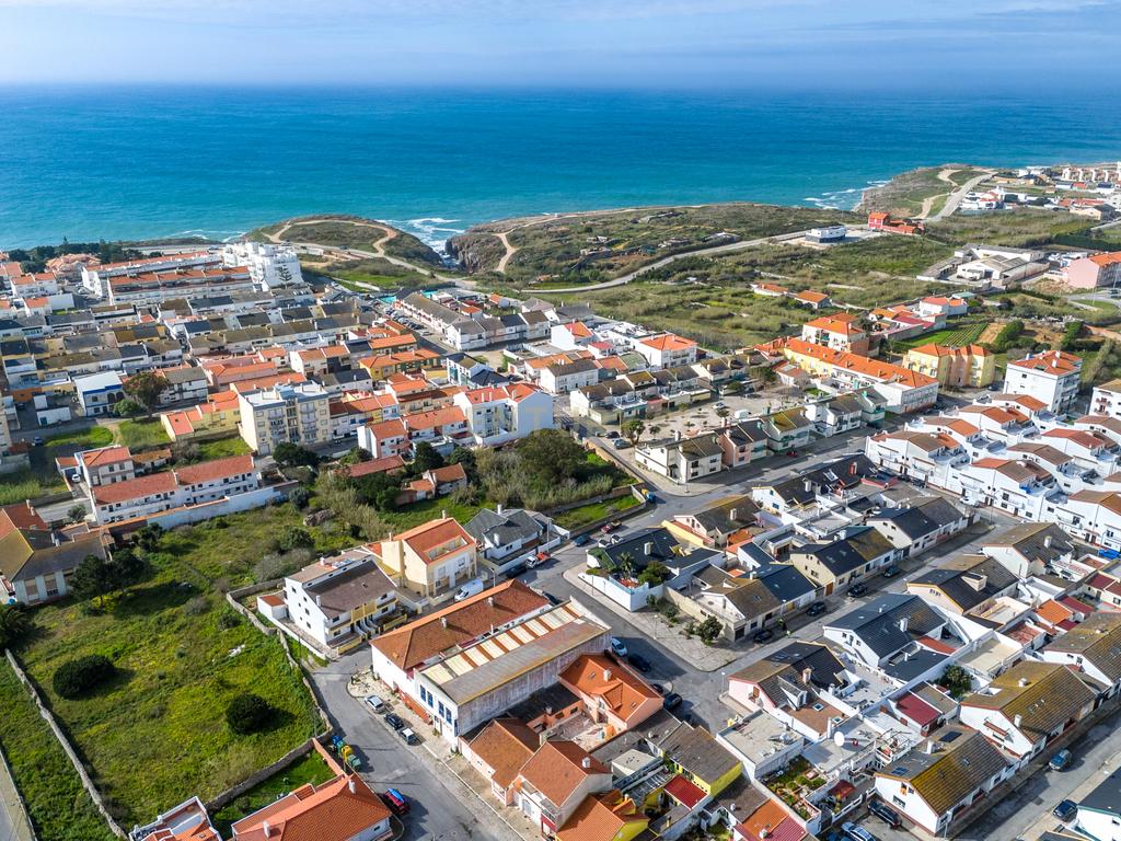 APARTAMENTO T3 TRANSFORMADO EM T2 - CENTRO DE PENICHE ! - Image 1