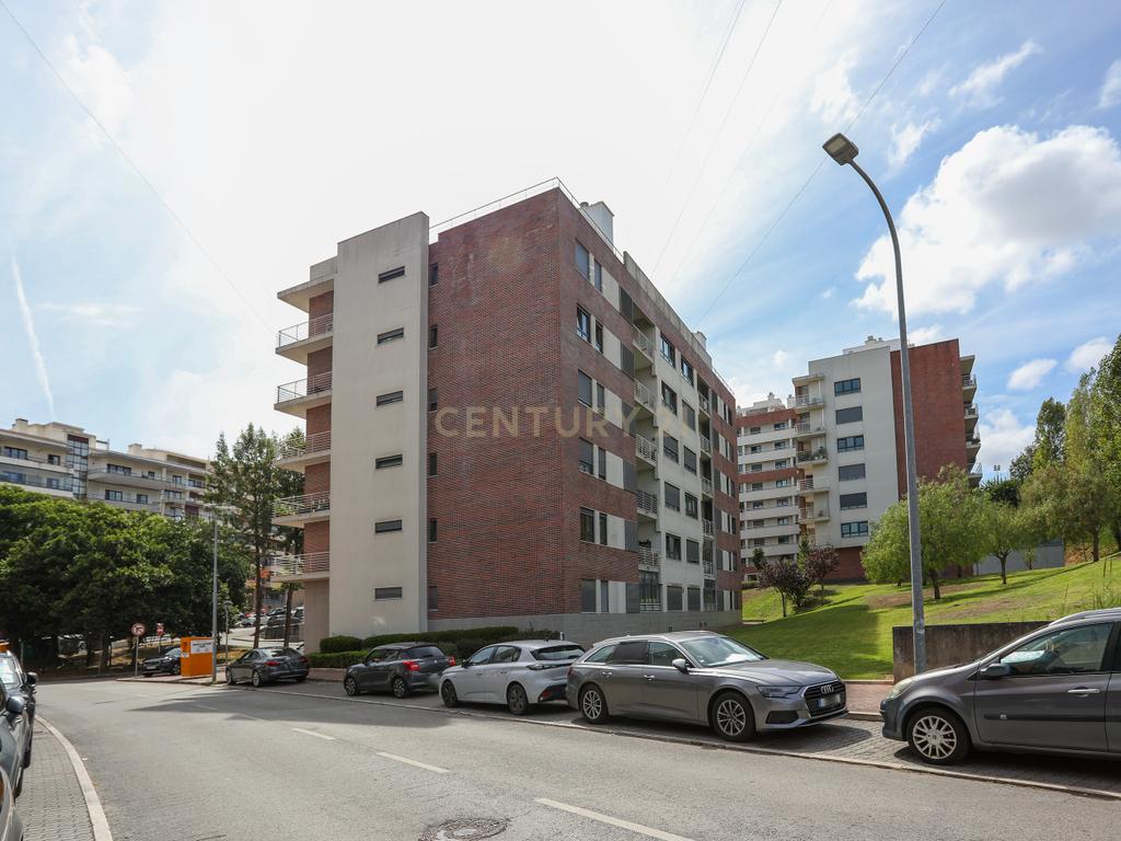 Apartamento T2 Moderno nas Colinas do Cruzeiro | 2 Lugares de Garagem e Varanda - Image 24