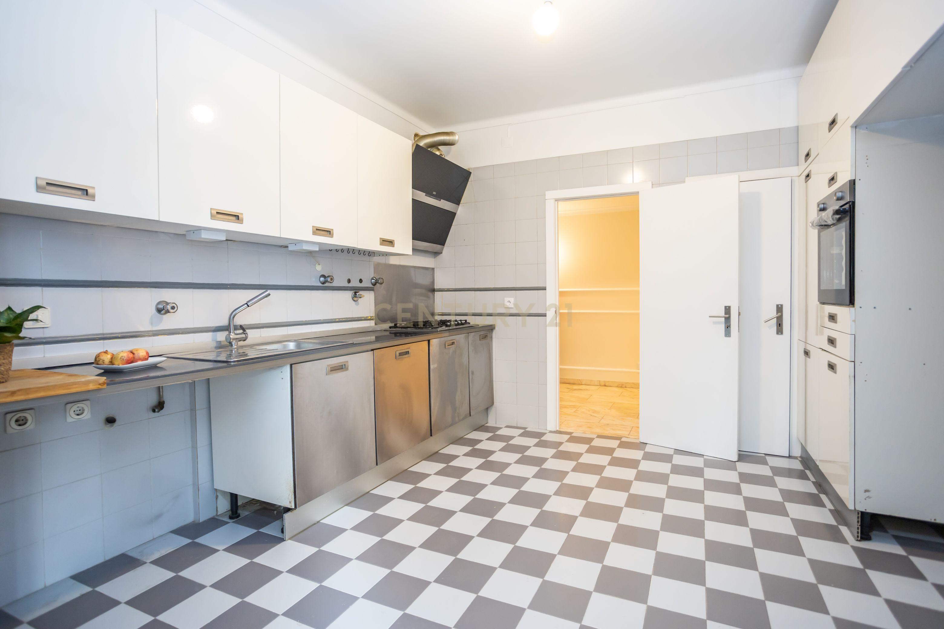Apartamento T4, centro de Almada com terraço - Image 12