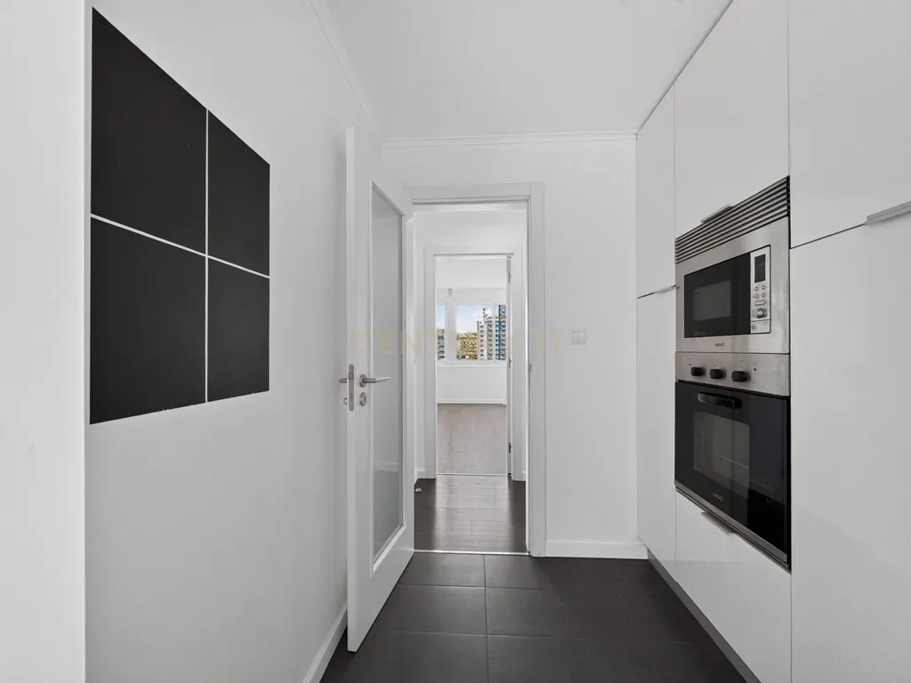 T3 com Suite na Av. 5 de Outubro | Entrecampos - Image 4