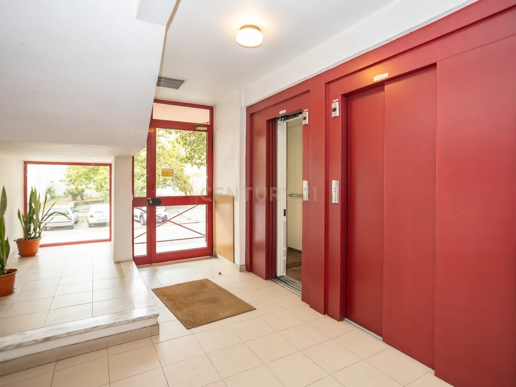 Apartamento T3 com Vista Panorâmica, no Monte da Caparica - Image 12