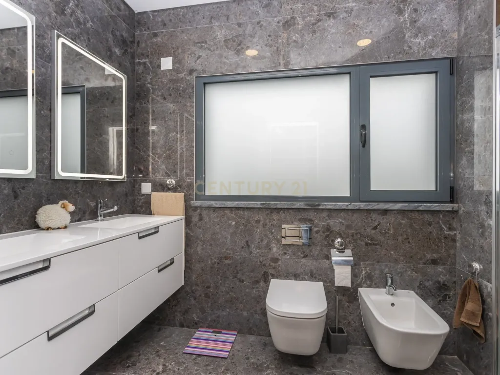 MORADIA ISOLADA na CAPARICA T4 c/ 3 SUITES, PISCINA AQUECIDA e PAINÉIS FOTOVOLTAICOS - Image 31