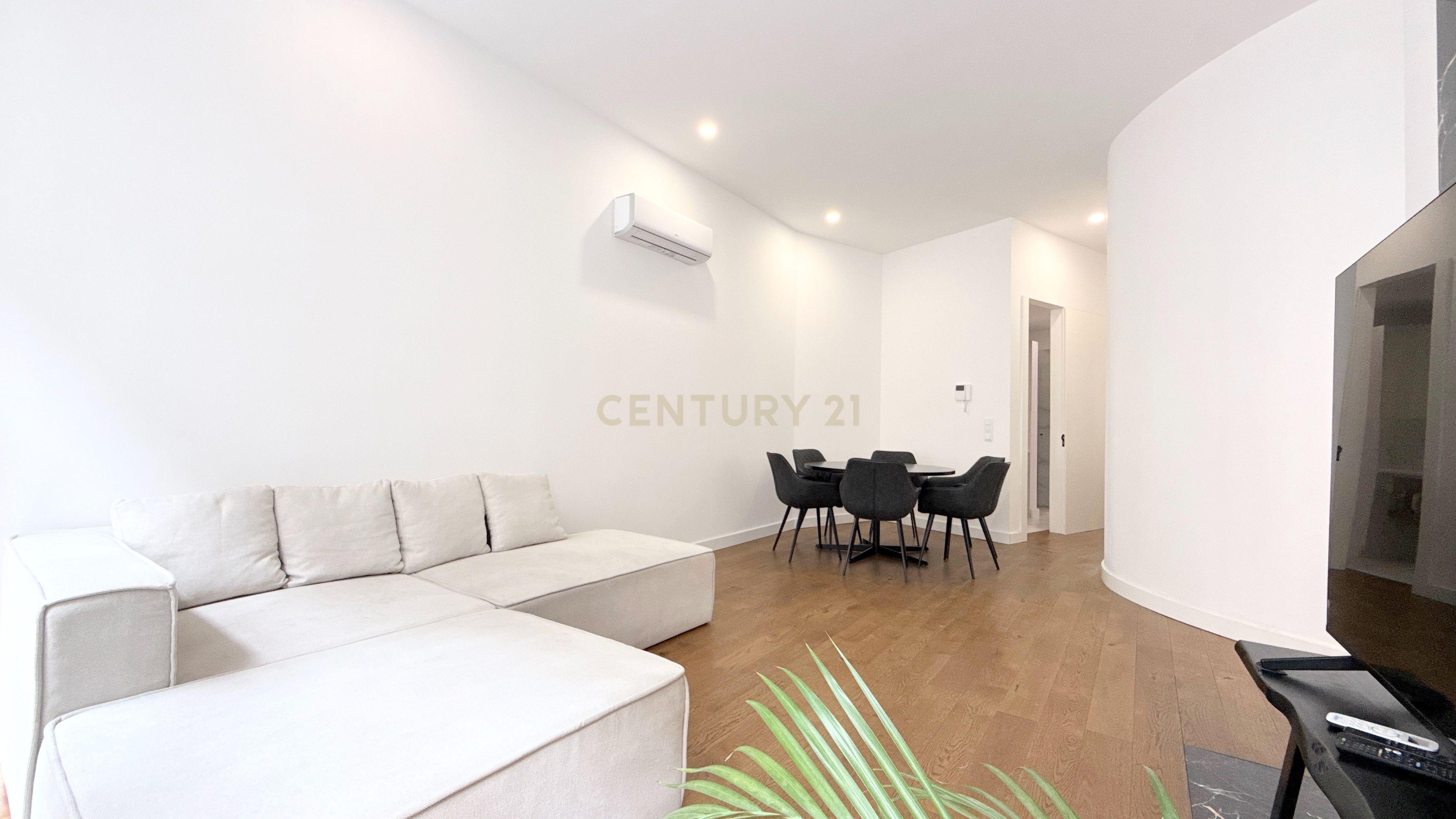 Apartamento T2 com terraço e fachada histórica no centro do Porto