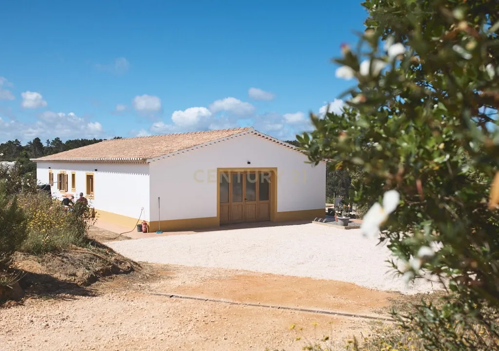 Acorde com vistas deslumbrantes sobre o oceano no seu rancho exclusivo de 8,4 hectares no Algarve, em Aljezur! Inclui uma casa principal ecoeficiente com certificação energética A, perto de praias de surf lendárias. Este é o seu refúgio costeiro definitivo — agarre esta oportunidade rara e agende hoje mesmo a sua visita! - Image 66
