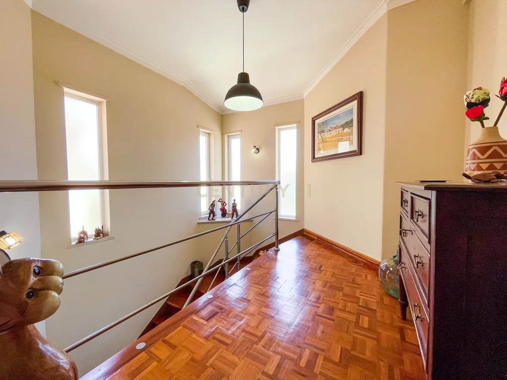 Moradia T5 com Piscina na Marisol - Almada - Image 18