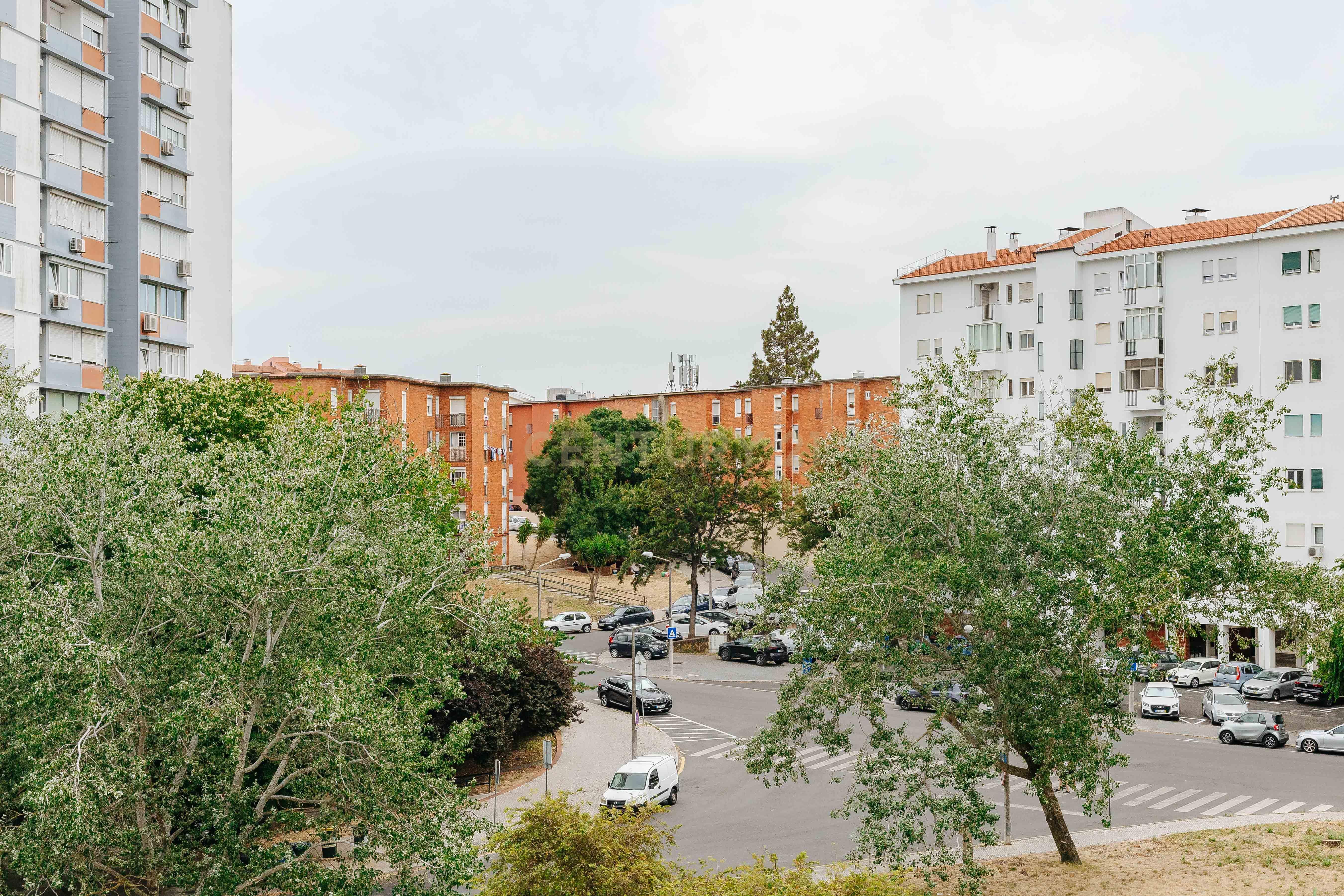 Fotografia 2 de Apartamento T4 para Remodelação nos Olivais, Lisboa - Oportunidade Única