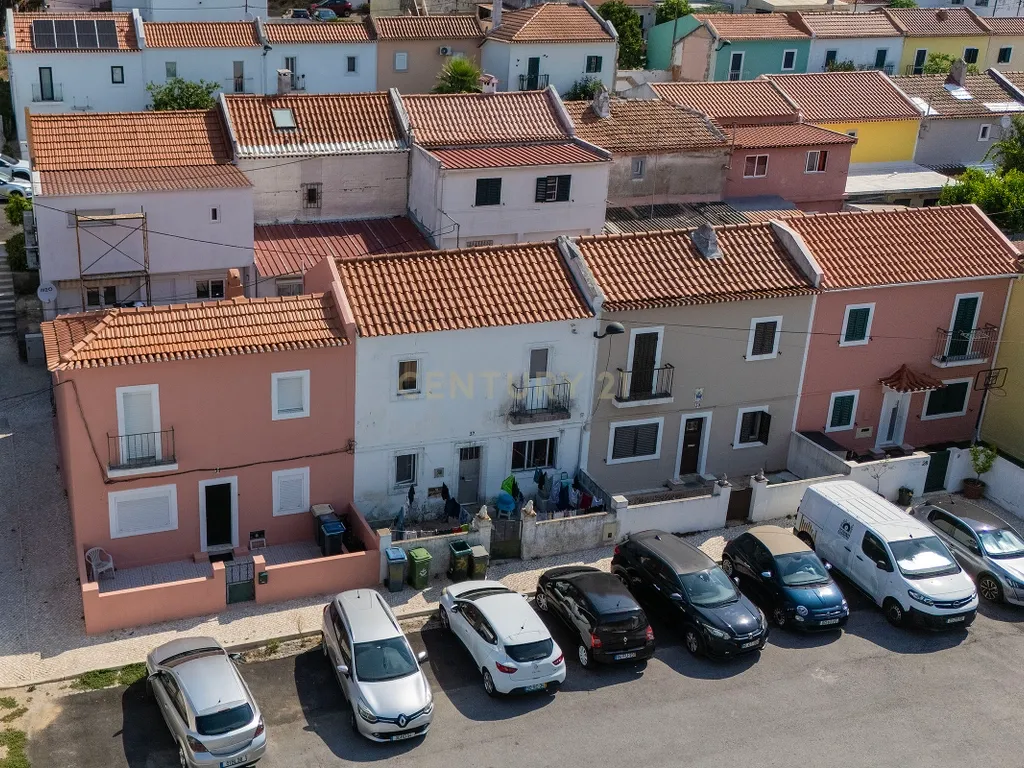 Moradia T3 com Quintal e Alto Potencial no Caramão da Ajuda, Lisboa - Image 19