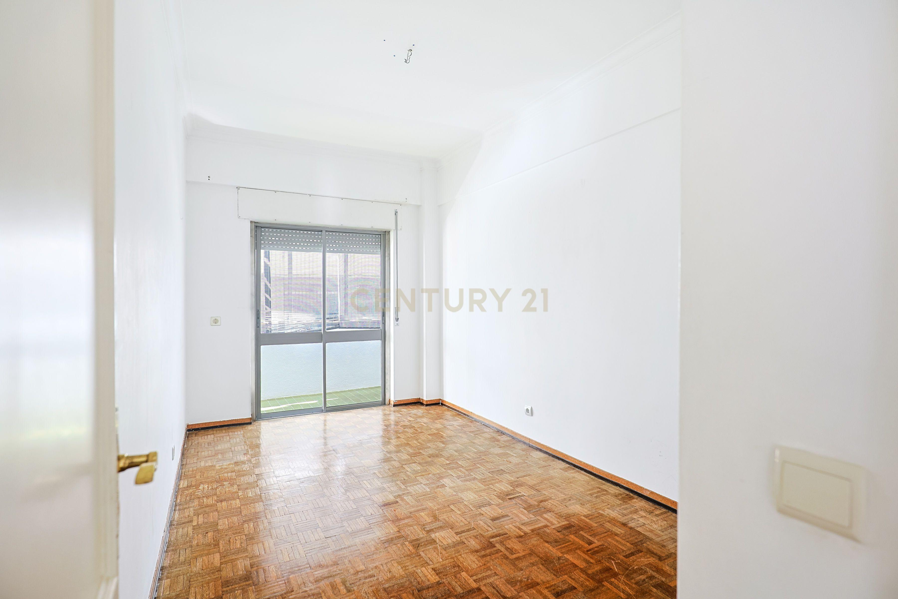 Apartamento T3 com elevador e varanda em Vila Franca de Xira - Image 24
