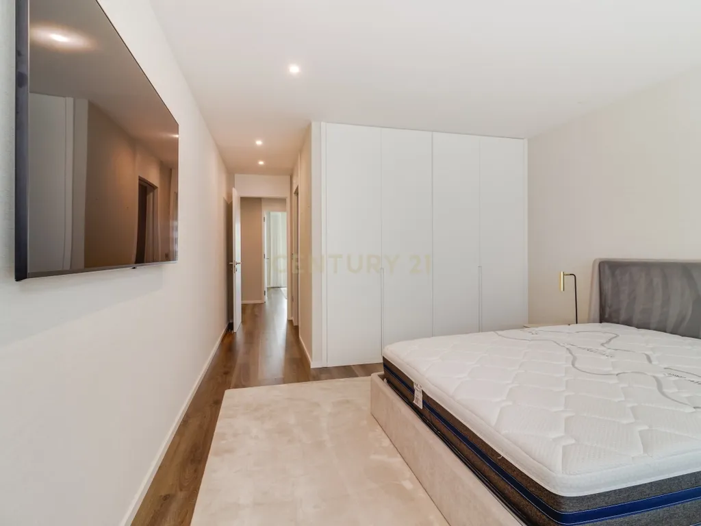 T2 de Luxo junto ao Campo Pequeno | Novo, Mobilado, Varandas e Garagem - Image 7