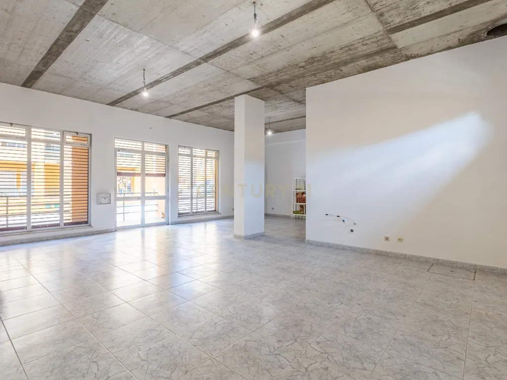 Loja/Espaço Comercial com Saída de Fumo Totalmente Remodelado em Apelação Loures - Image 1