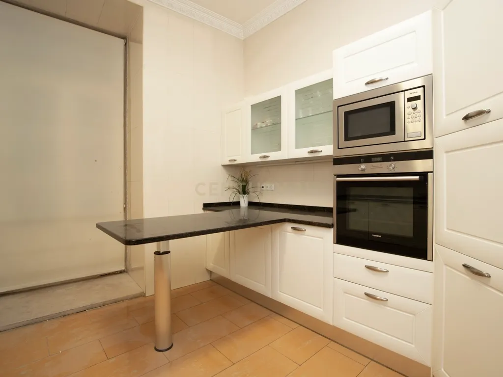 *Apartamento Exclusivo em Edifício Tradicional de Lisboa* - Image 12