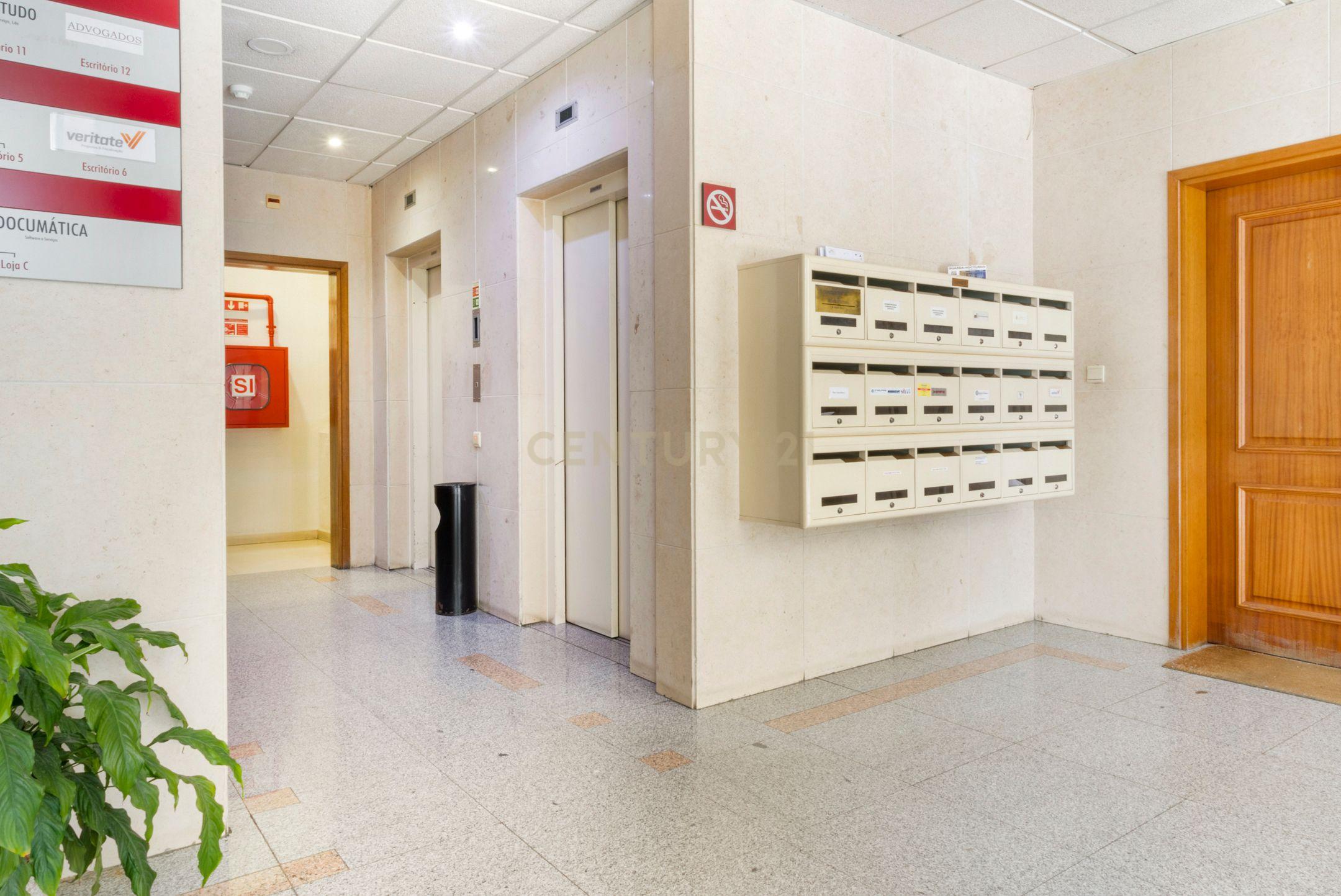 Escritório moderno com 5 Salas e 2 lugares de Parqueamento, junto ao Metro. Para Arrendar! - Image 23