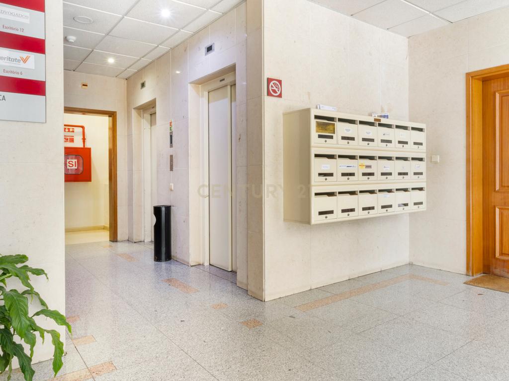 Escritório moderno com 5 Salas e 2 lugares de Parqueamento, junto ao Metro. Para Arrendar! - Image 23