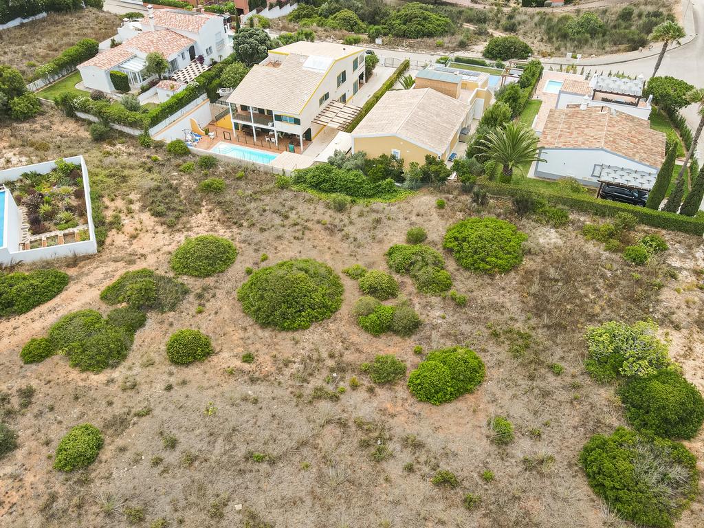 Lote exclusivo para construção de moradia isolada - Image 15