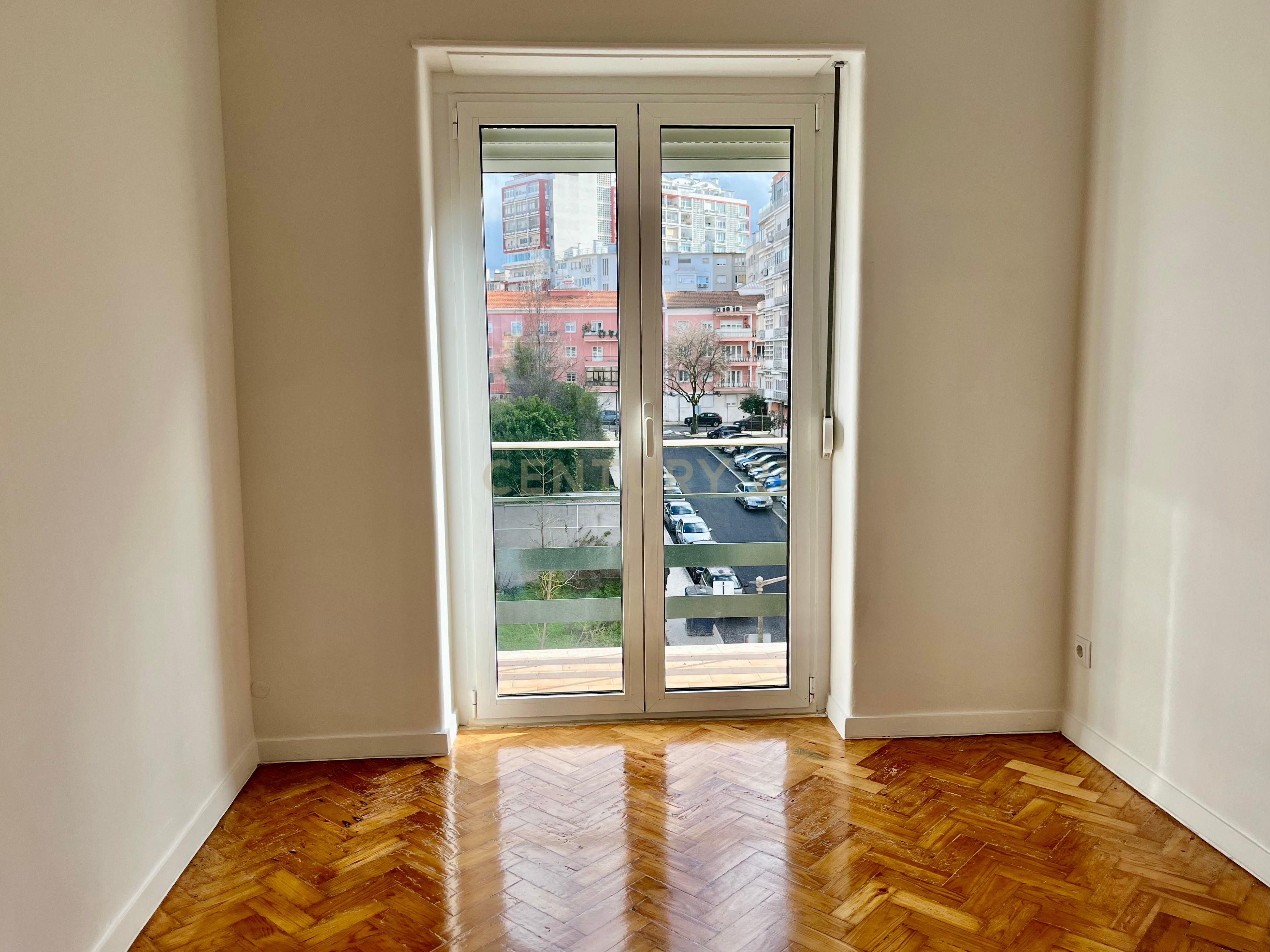🏡 Arrenda-se Apartamento T4 em Alvalade – Remodelado | Com Garagem + 1 Estacionamento 🚗 - Image 8