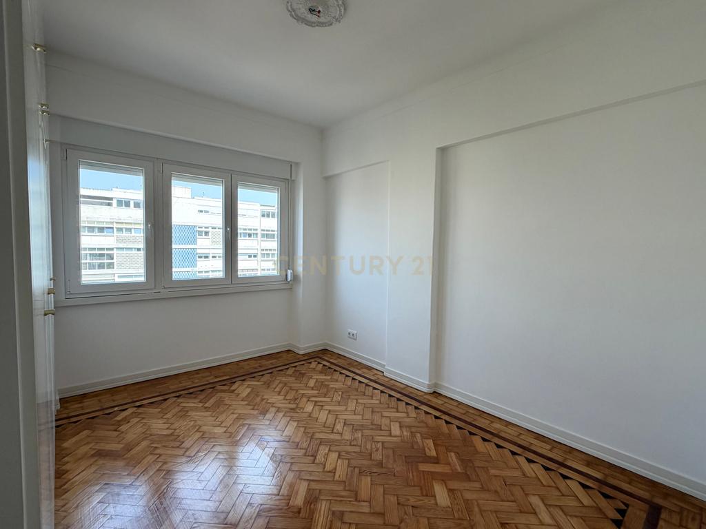 T3+1 Totalmente Remodelado para Arrendamento em Alvalade - Image 19