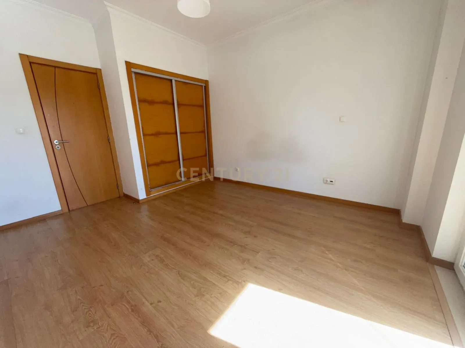 Quinta do Conde - Moradia em Banda 4 assoalhadas para arrendamento - Image 1