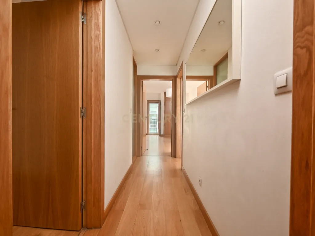 T2 com garagem, para arrendar - Av. Infante Santo (Lisboa) - Image 9