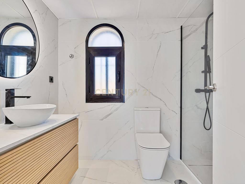 PENTHOUSE TOTALMENTE REMODELADA E PRONTA A ESTREAR COM VISTAS PANORÂMICAS PARA O MAR, DUAS VARANDAS E PISCINA EM MIJAS COSTA - Image 19