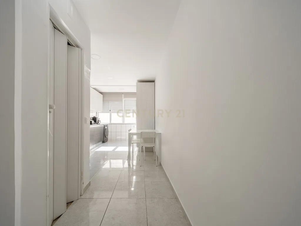 Apartamento T2 Renovado com Varanda e Arrecadação em São João da Talha - Image 7