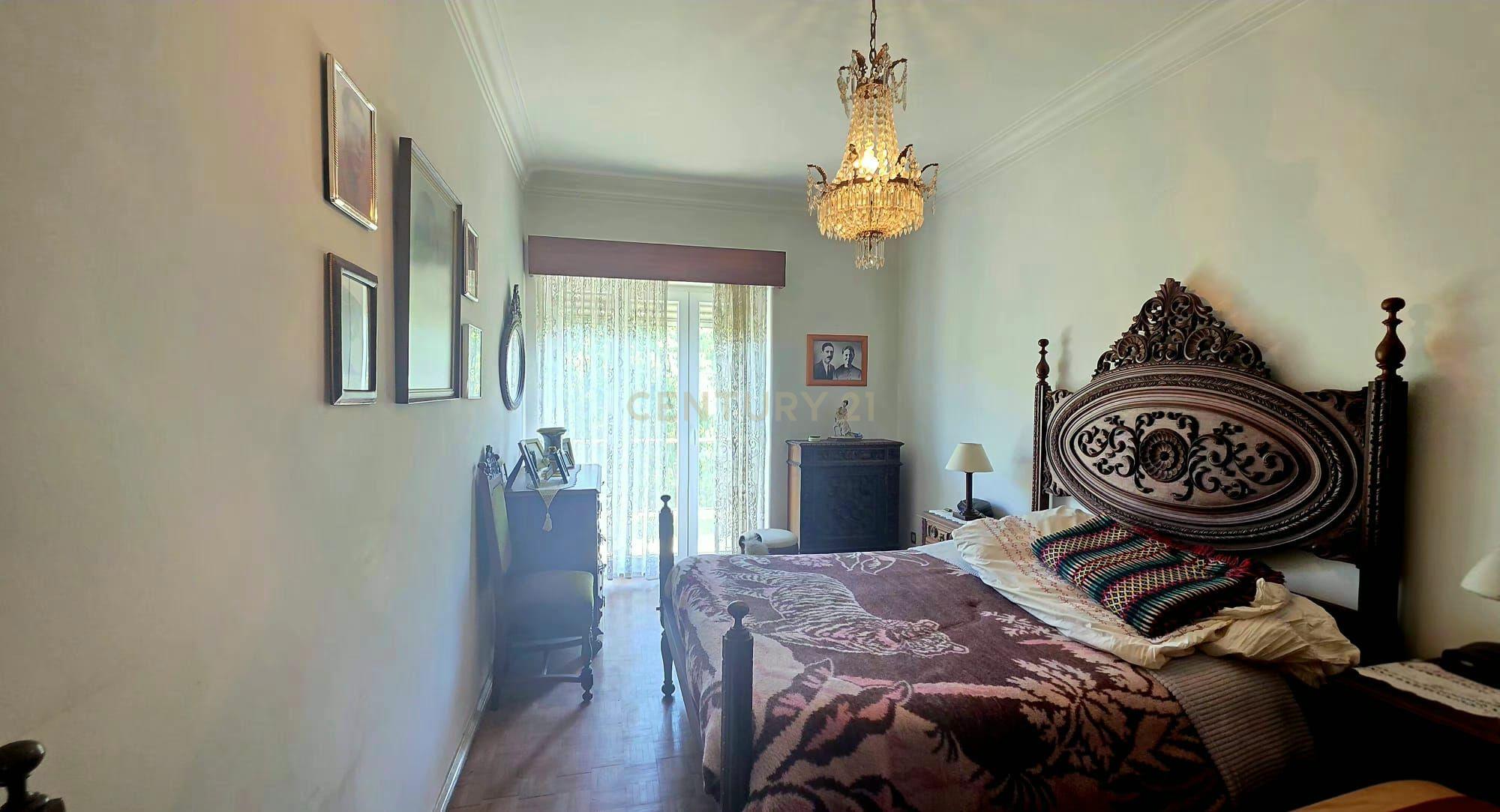 Fotografia 6 de Apartamento T2 com 90 m² e varanda, a 1 minuto das Portas de Benfica — Excelente potencial