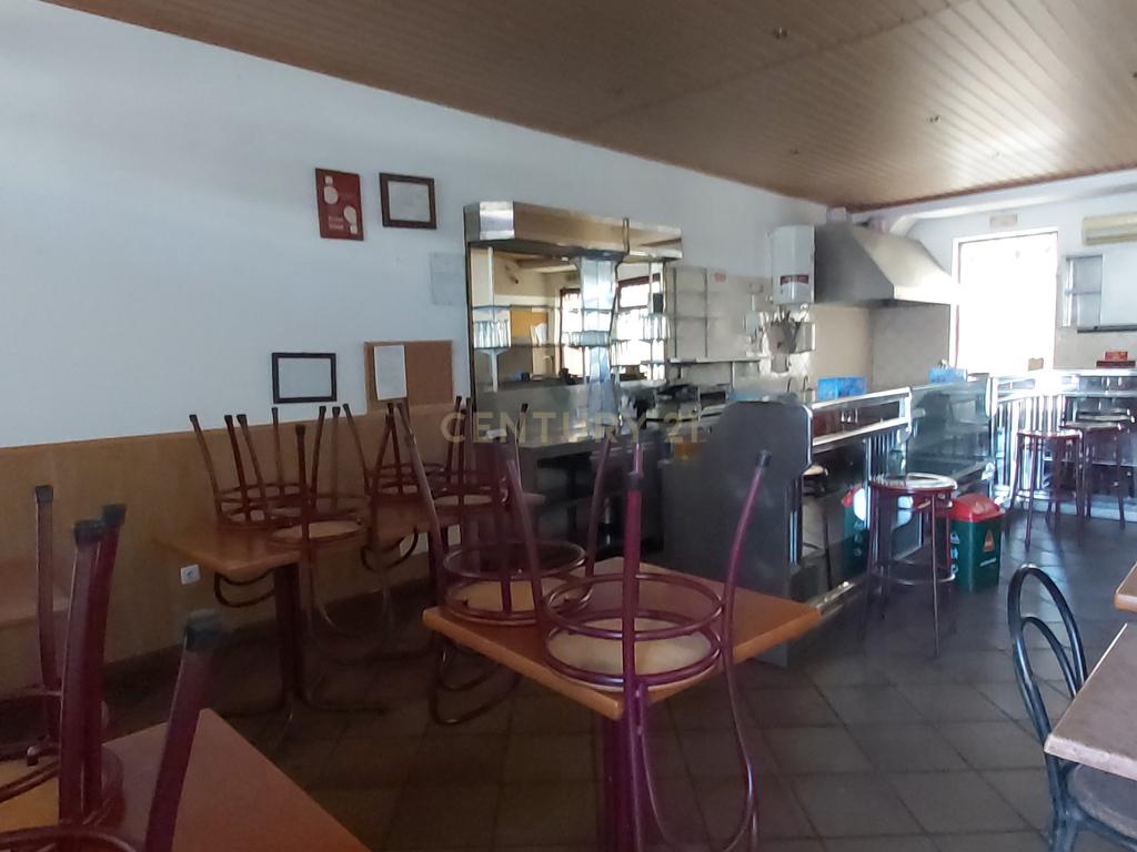🥪🏙️ Snack-Bar com Localização de Ouro e Fácil Acesso no Centro de Évora - Image 4