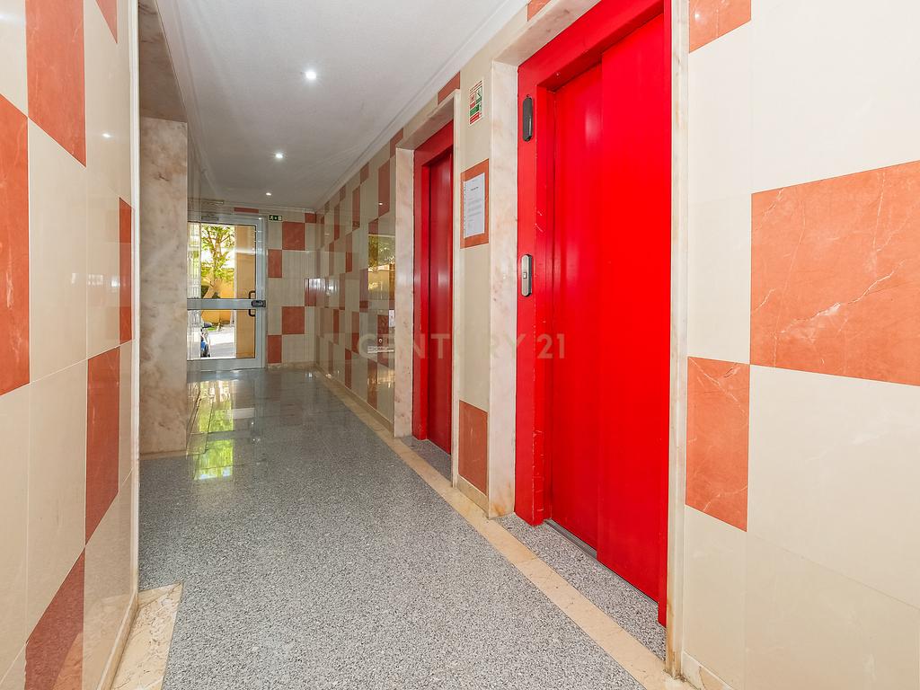 Apartamento T3 luminoso na Parede com varandas, garagem e arrecadação - Image 20