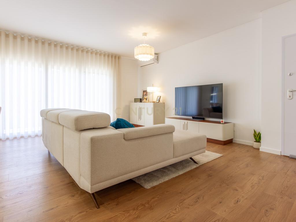 Moderno apartamento T3, com parqueamento e varandas em Santo António da Charneca, Barreiro - Image 6