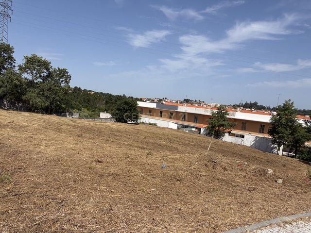 Fotografia 3 de Terreno urbano com 1181 m2 em Seia com Excelente Localização e Acessos