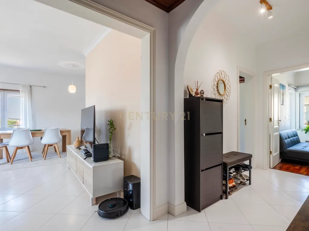 Espaçoso T3 na Sobreda com 2 Casas de Banho e Varandas - Image 61