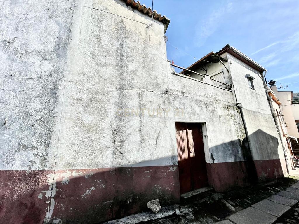 Moradia para recuperar em Oliveira - Mesão Frio - Image 1
