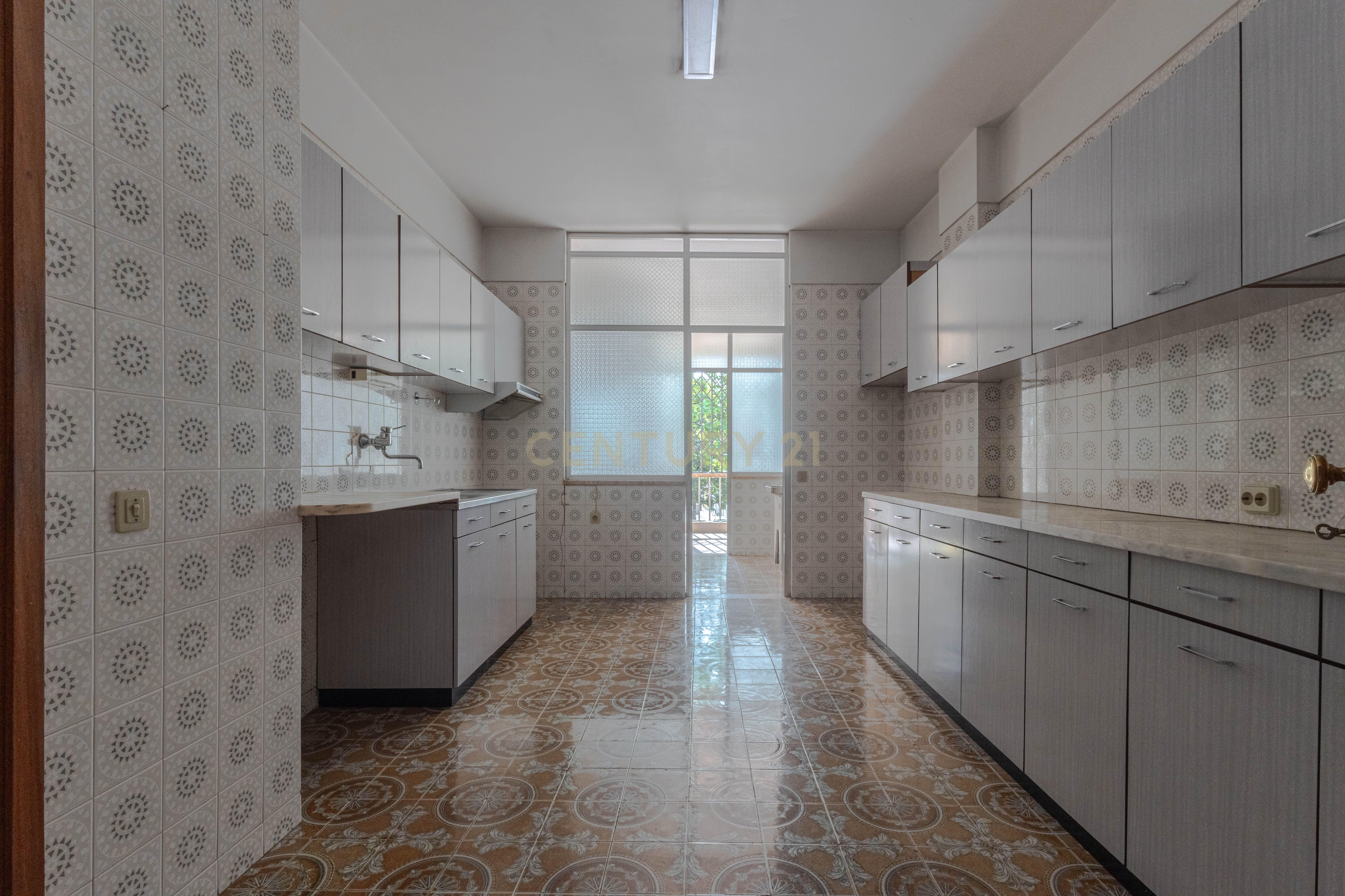 Fotografia 6 de Apartamento T4  Construção Ferreira do Santos 2 lugares de garagem +arrumos  na Avenida Fernão de Magalhães — Espaço, Potencial e Distinção no Coração da Cidade