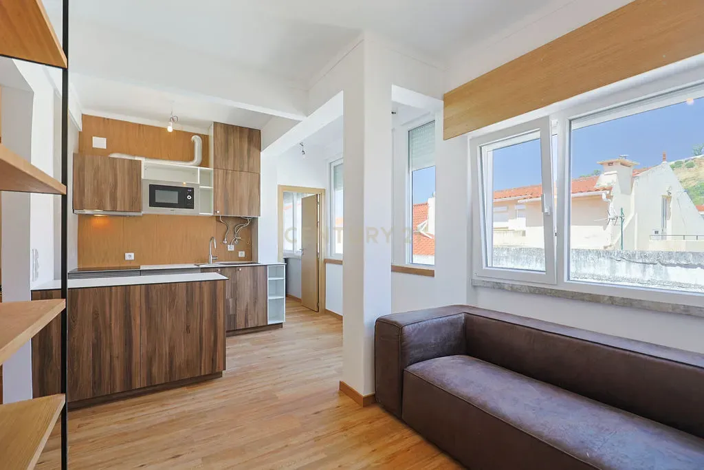 Fotografia 4 de Apartamento Renovado em Almada com Luz Natural e Acesso Fácil