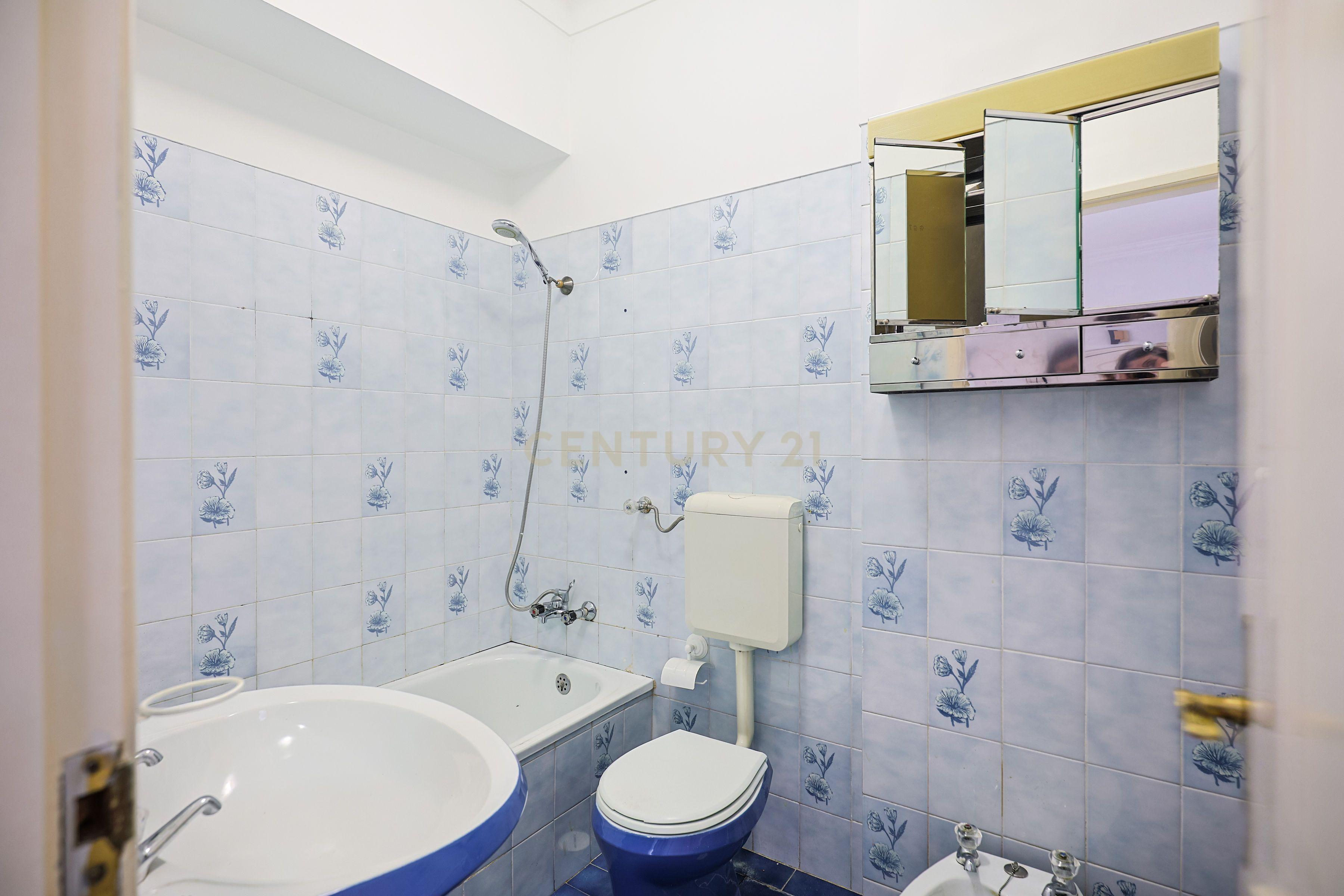 Apartamento T3 com elevador e varanda em Vila Franca de Xira - Image 19
