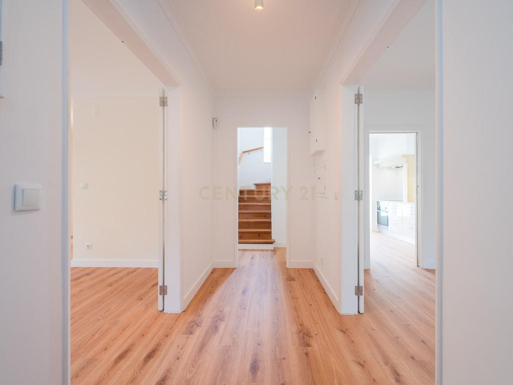 Moradia T3 + 1 Renovada com Jardim e Piscina em Penha de França, Lisboa - Image 6