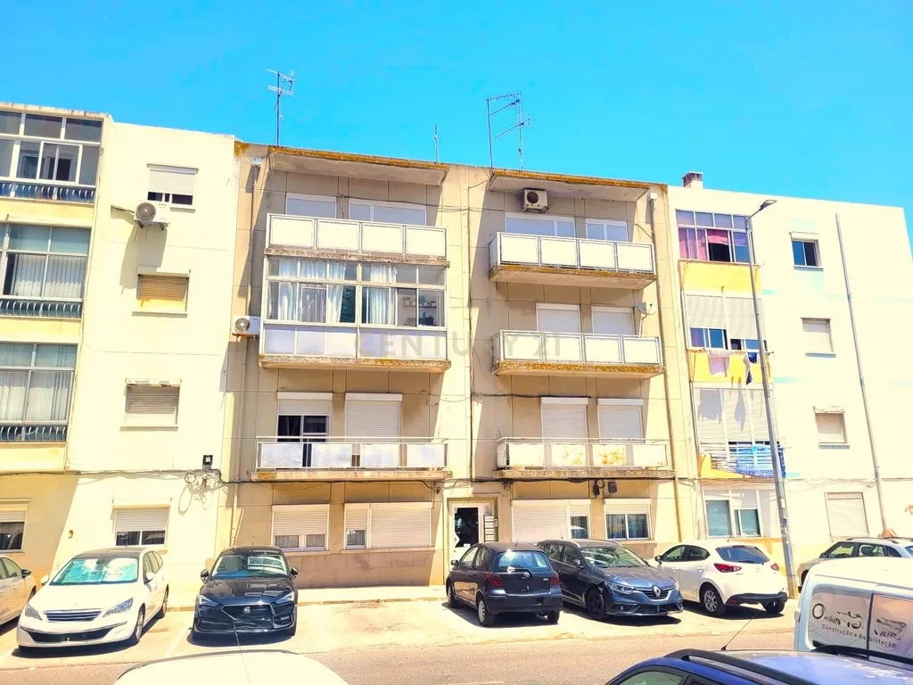 T2 com Varanda e Boas Áreas no Centro de Corroios - Image 16