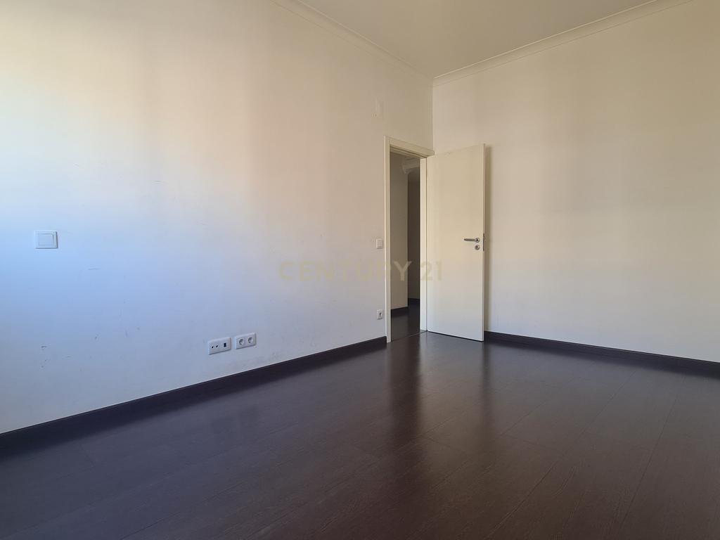 Apartamento Renovado T2 em Santa Clara, Lisboa - Image 14