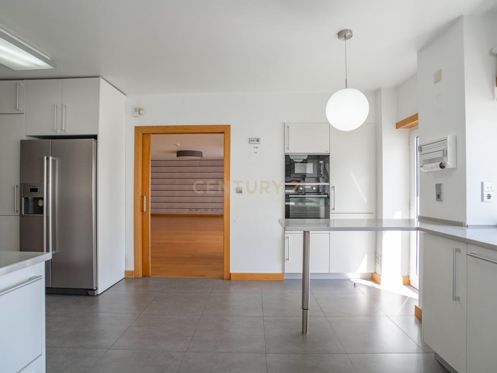 Apartamento T4 Premium com Terraço na Avenida da Independência - Image 8