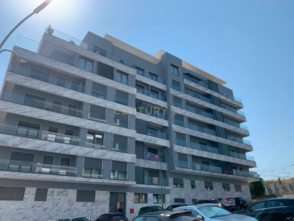 Oportunidade De Investimento Terreno Centro Amadora com projeto aprovado e licenças a pagamento - Image 1