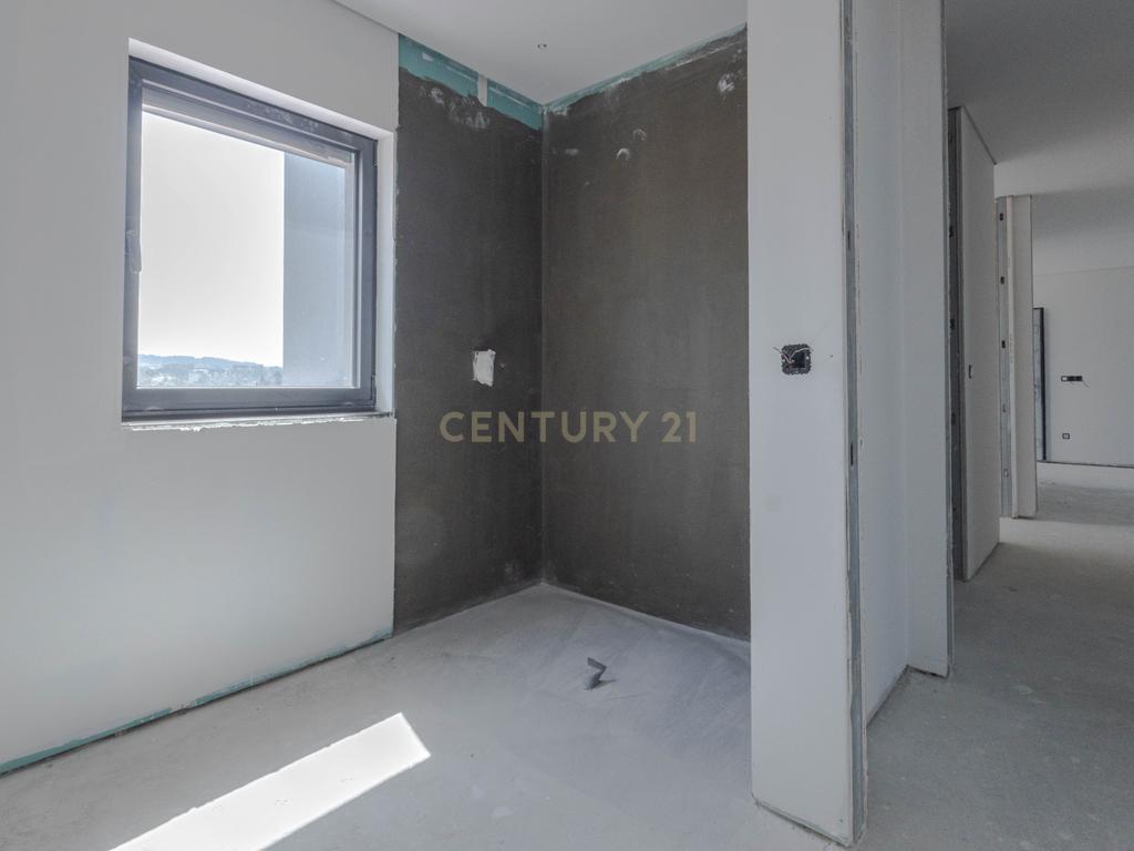 Apartamento T2+1(T3) último piso na cobertura com vista mar, com garagem dupla e arrumos o +1 com luz direta. - Image 6