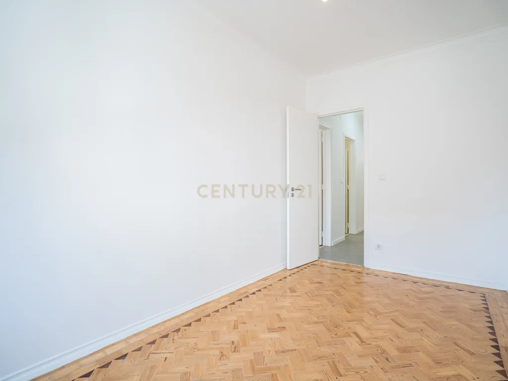 Apartamento Remodelado em Moscavide, Loures - 2 Quartos com Terraço - Image 19