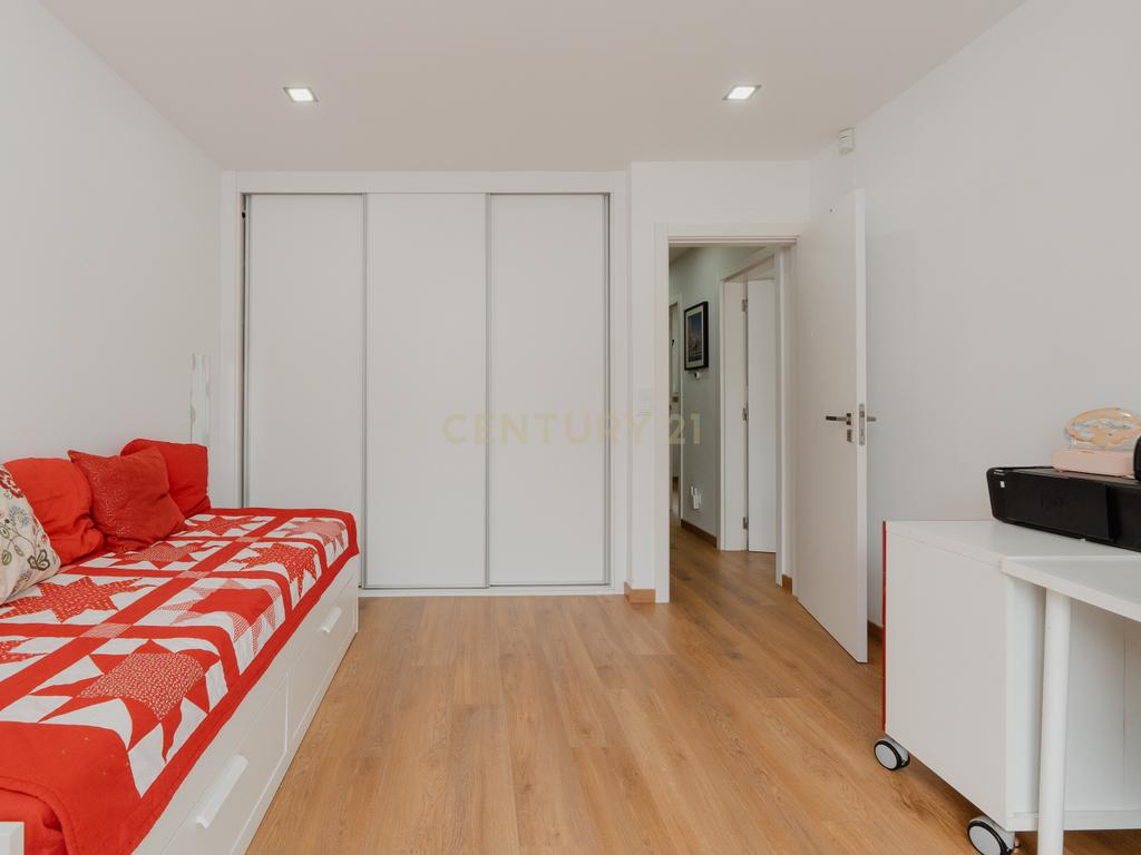 Moradia T4+1 com garagem no Bairro da Petrogal - Bobadela - Image 12