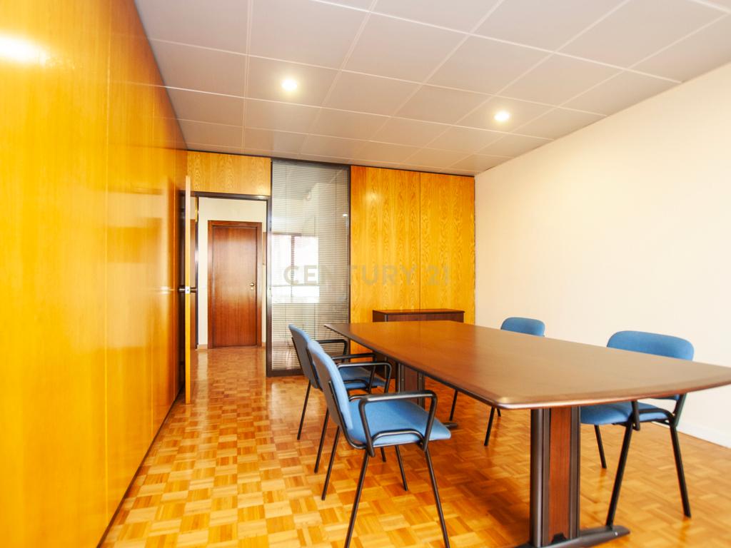 Escritório/Consultório para arrendamento | Excelente Localização | Zona Premium de Telheiras | - Image 11