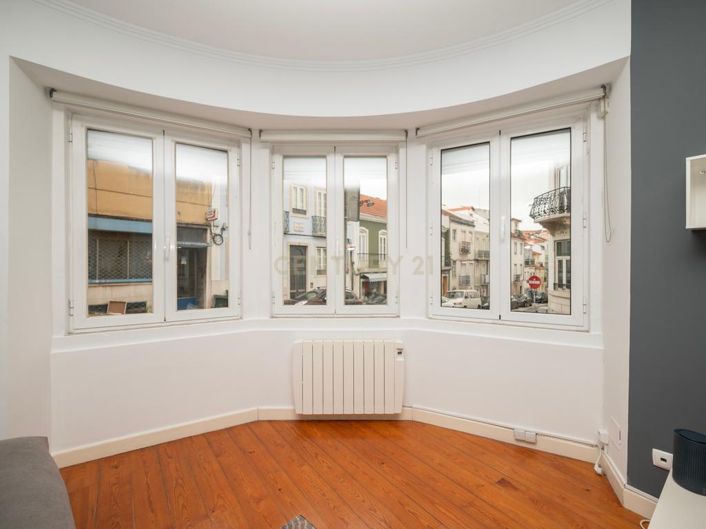Apartamento T3 com terraço na Graça - Image 2
