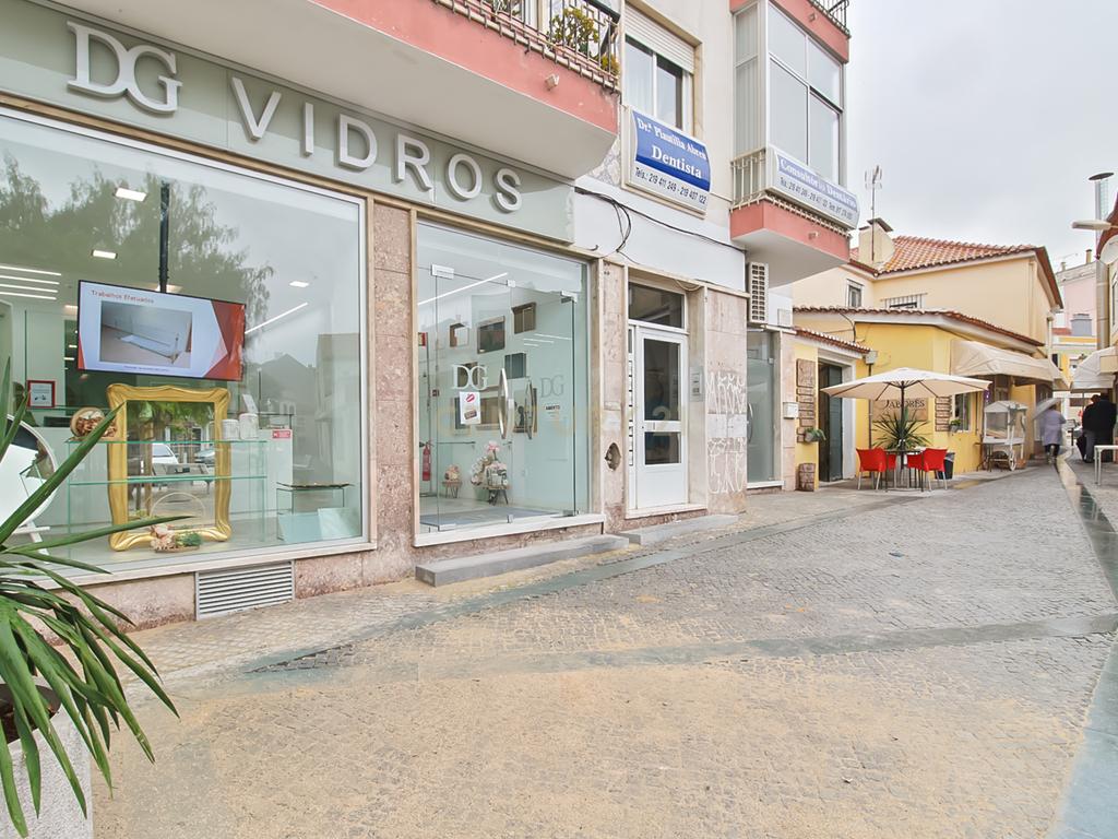 Loja com dois pisos localizada numa zona central e consolidada de Sacavém - Image 13