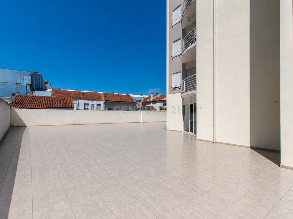 T4 Duplex Premium com Terraço / Arrecadação / 5 Lugares de Estacionamento / Marinha Grande - Image 45